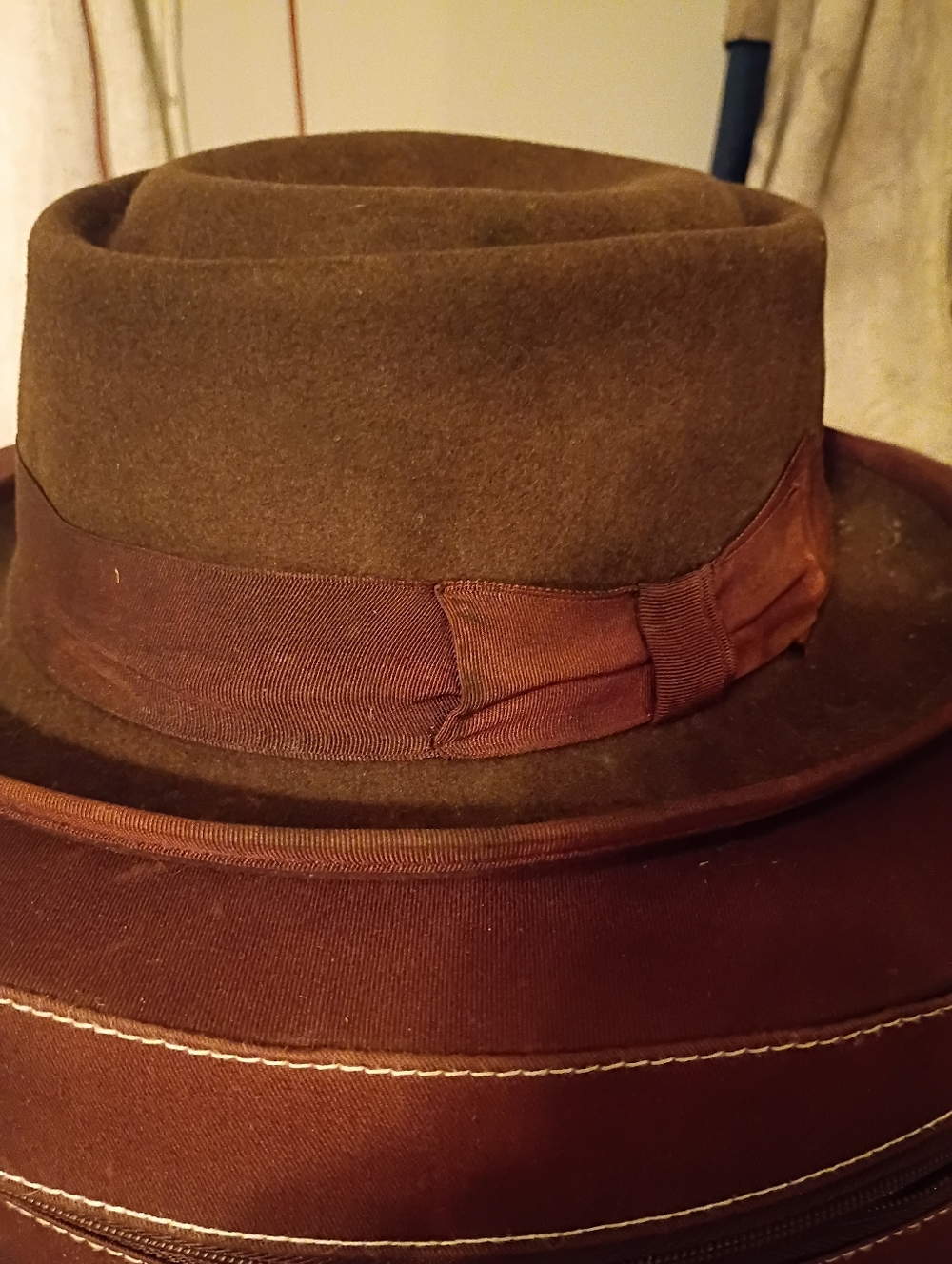 Men's Classic Brown Felt Fedora with Grosgrain Band